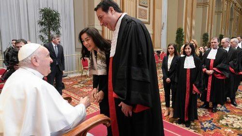 البابا فرنسيس يتحدث إلى العاملين في مجال القضاء عن التمييز والتوازن بين العدالة والرحمة