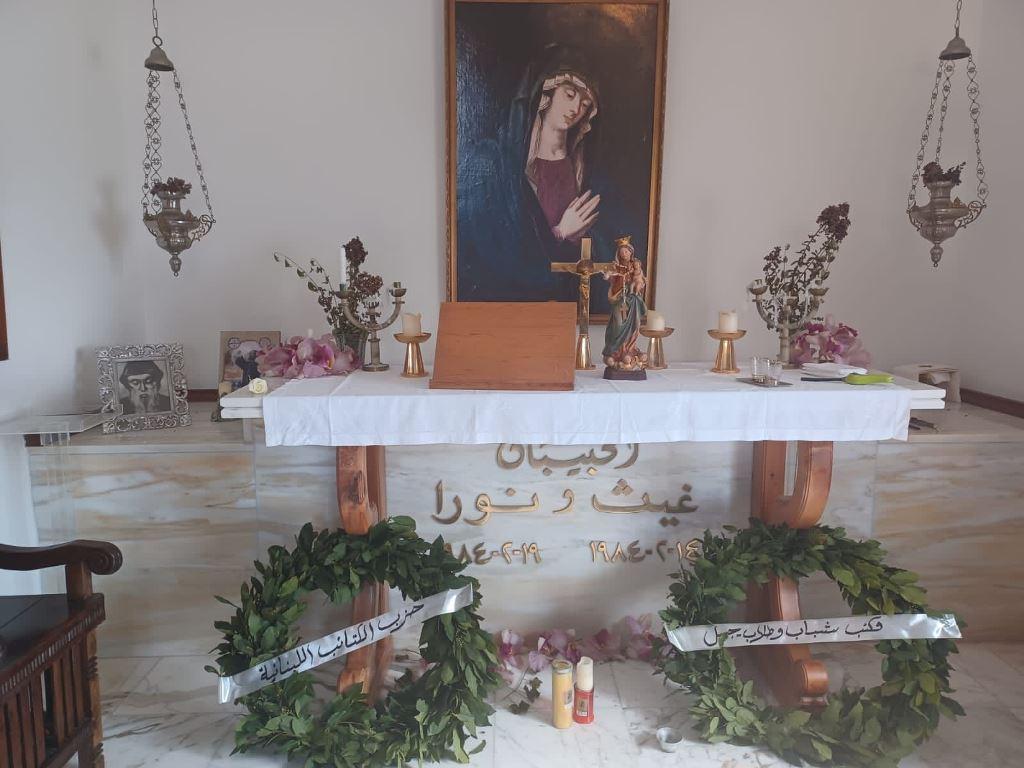 وضع أكاليل على مدفن الشهيد غيث خوري وزوجته من قبل وفد من مكتب الشباب والطلاب في إقليم جبيل