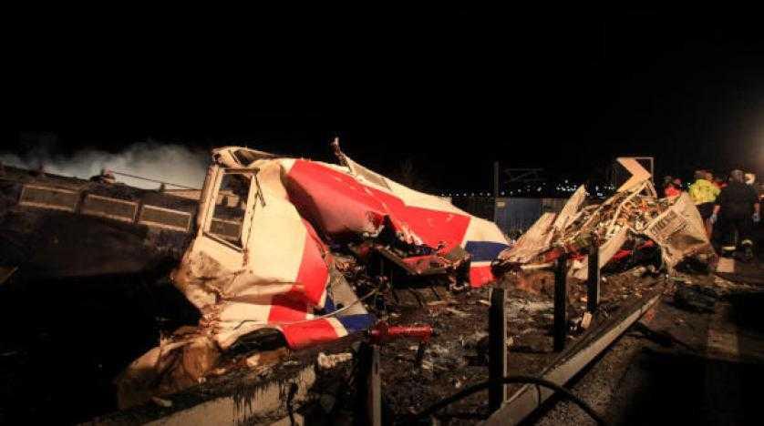 عشرات القتلى في اصطدام قطاري شحن وركاب في اليونان