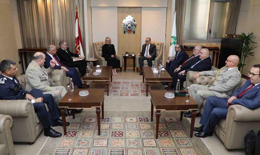 العميد الياس البيسري عرض مع وزيرة الدفاع التشيكية الدعم المقدم إلى الأمن العام
