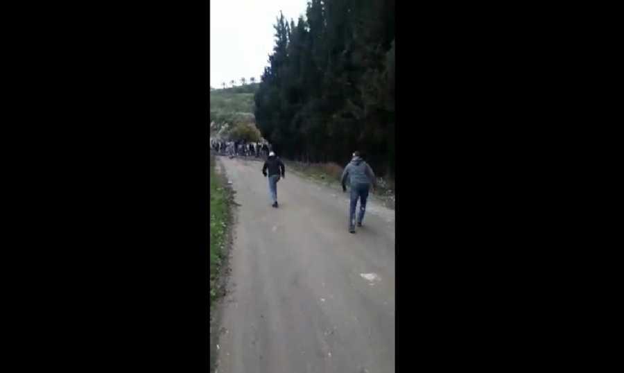 بالحجارة وعبوات الزجاج.. اعتداء على القوى الأمنية في تفاحتا جنوبية!