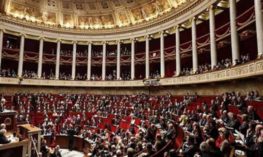 الحكومة الفرنسية تنجو من اقتراع سحب الثقة