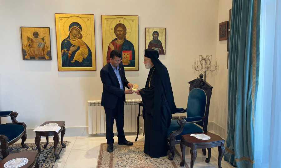 ، نقيب صيادلة لبنان جو سلوم يطلع المطران الياس عوده على الواقع الصحيّ والدوائيّ