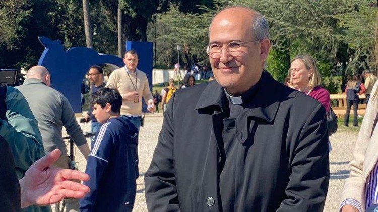 الكاردينال دي ميندونسا: على الجامعات الكاثوليكية أن تجمع في حقبة الذكاء الاصطناعي بين التجدد والوعي
