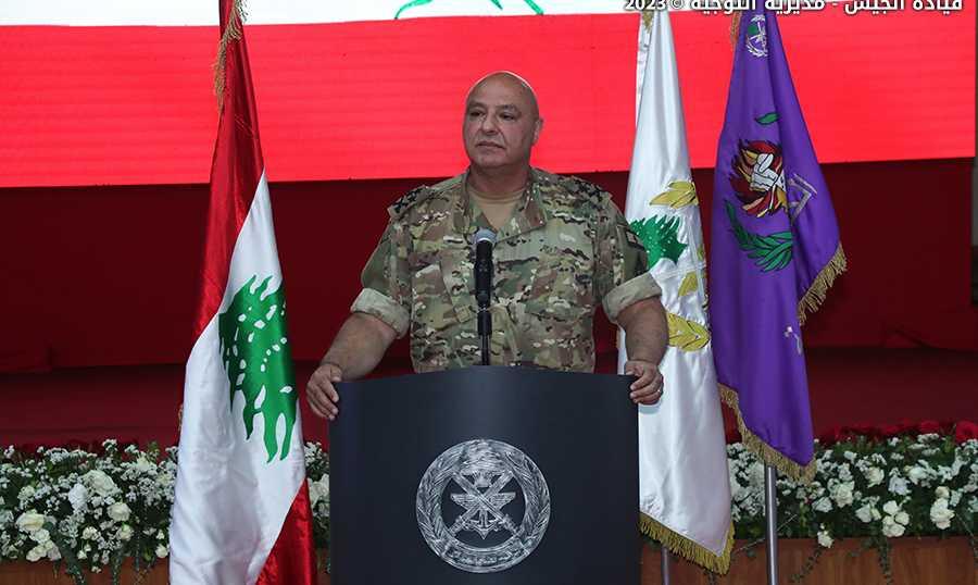 قائد الجيش للضباط المتخرجين: لا تدعوا السياسة ولا الطائفية تتغلغل بينكم