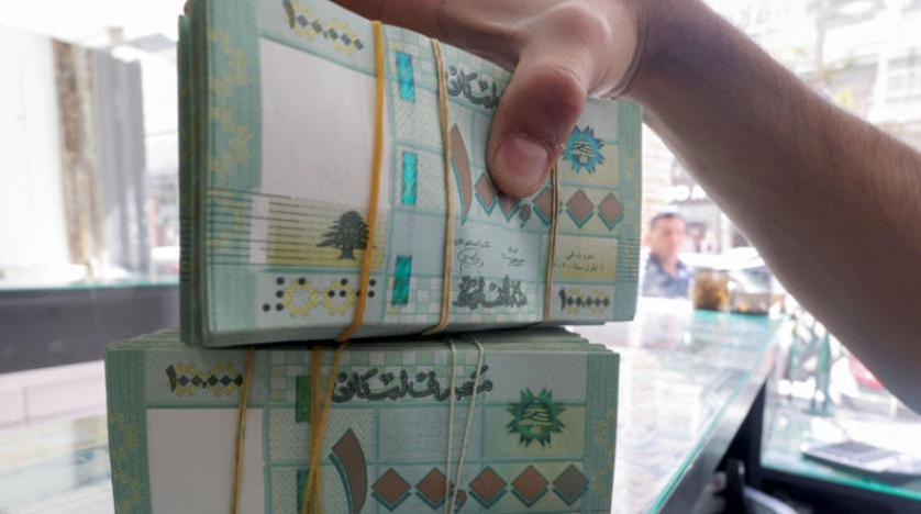 طلاق مالي بين المركزي والحكومة... ولا رواتب للقطاع العام بالدولار في أيلول