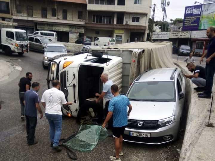 إشكال كبير وقتيل بإطلاق نار عقب انقلاب شاحنة لحزب الله محملة بالاسلحة على كوع الكحالة.. ومواجهات بين الجيش والاهالي!
