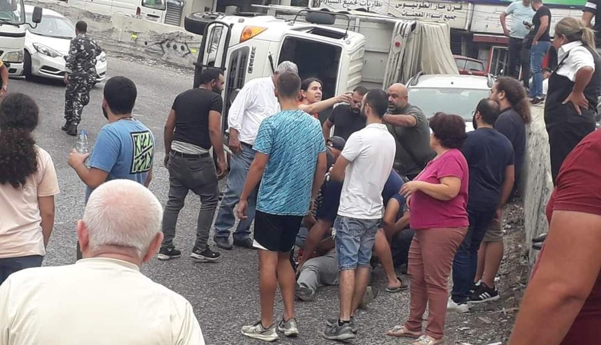 بالصور  - إصابة شاب برصاص عناصر "حزب الله" في الكحالة بعد انقلاب شاحنة أسلحة