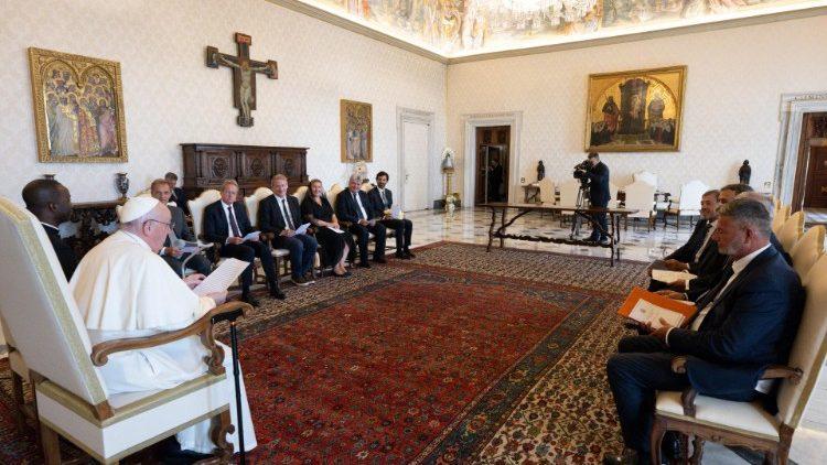 البابا فرنسيس يستقبل مجموعة من المحامين الأوروبيين الموقعين على نداء فيينا ٢٠٢٢