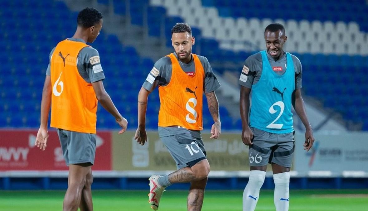 لماذا يرتدي نيمار قناعاً طبياً؟