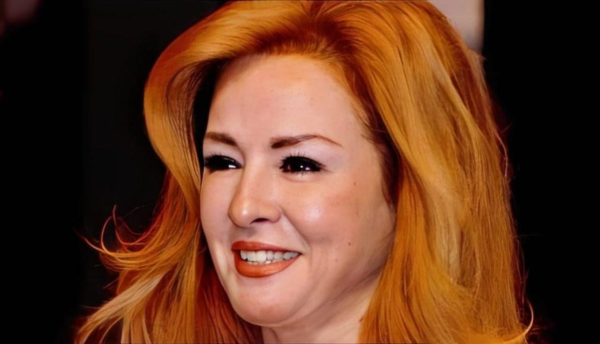 نجلاء فتحي تحتفل بإعادة لوحة "هنا عاش" أمام منزلها... ظهور خاص لها