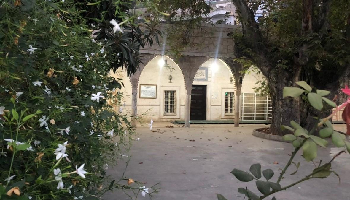 في عكّار... إنزال خطيب مسجد عن منبره ومنعه من إتمام خطبته بالقوّة