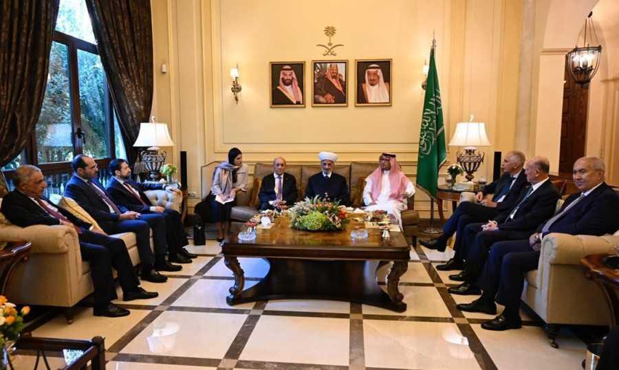دريان من دارة السفير السعودي: ينبغي التوافق على الحوار لودريان: وجودي معكم للمساعدة وبخاري: لقاؤنا لتعزيز الوحدة