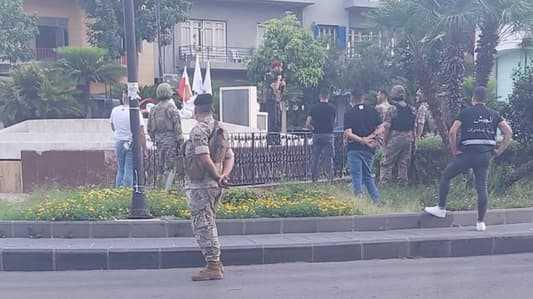 مسلّح ينصب متراساً في ساحة جونية.. وتوضيح من الجيش بعد توقيفه!