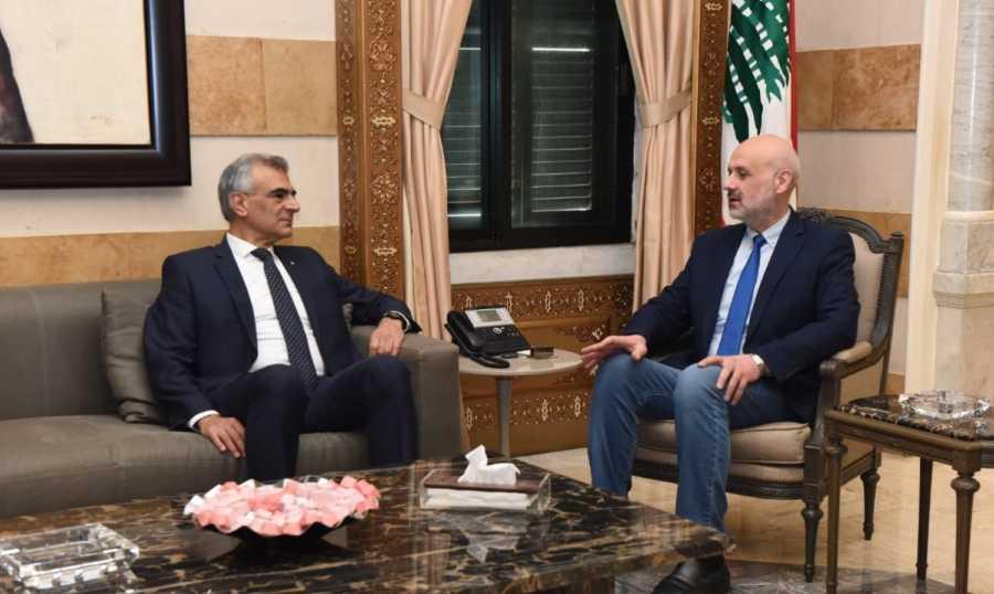 اقفال النافعات بين الصايغ ومولوي.. ووعد بإعادة فتح كل فروعها قريبا