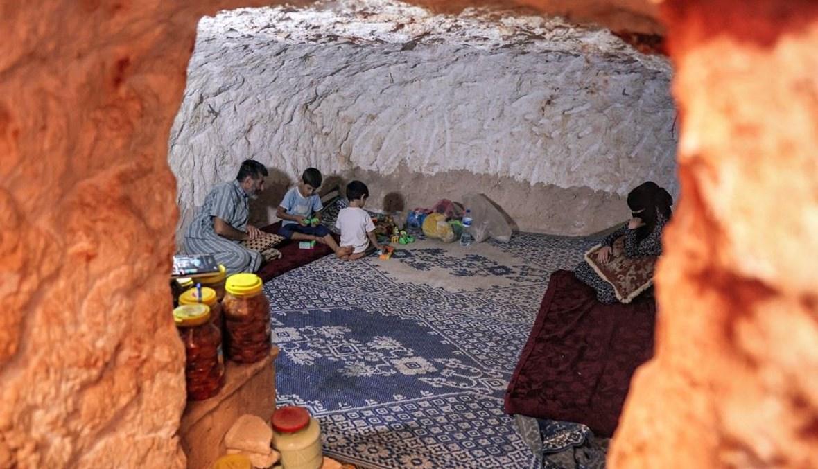 "أشبه بالقبر"... أحمد حفر ملجأ في الصخر عند خط تماس في سوريا ليحمي أطفاله من الغارات والقذائف