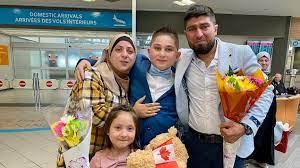 طفل سوري يستقبل عائلته في كندا بعد 6 سنوات انفصال بسبب الحرب