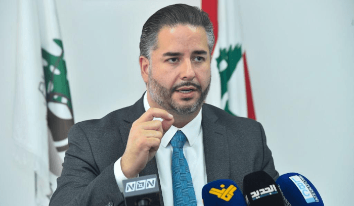 سلام يدعو إلى "اجتماع عاجل" الإثنين بعد خفض عدد الرحلات الجوية