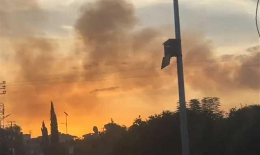 قذائف ضوئية طالت قرى جنوبية ليلاً... ودخان الحرائق لا زال يتصاعد