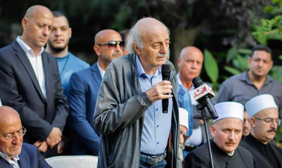 جنبلاط جال في بيصور: أتمنى ألا نستدرج الى الحرب