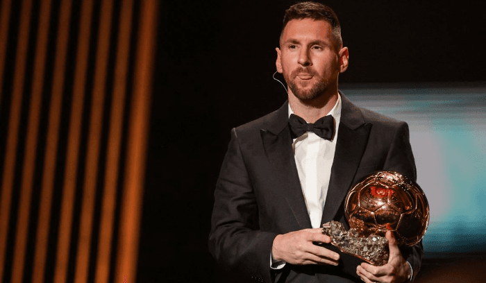 ميسي قائد الأرجنتين يفوز بالكرة الذهبية لأفضل لاعب في العالم للمرة الثامنة