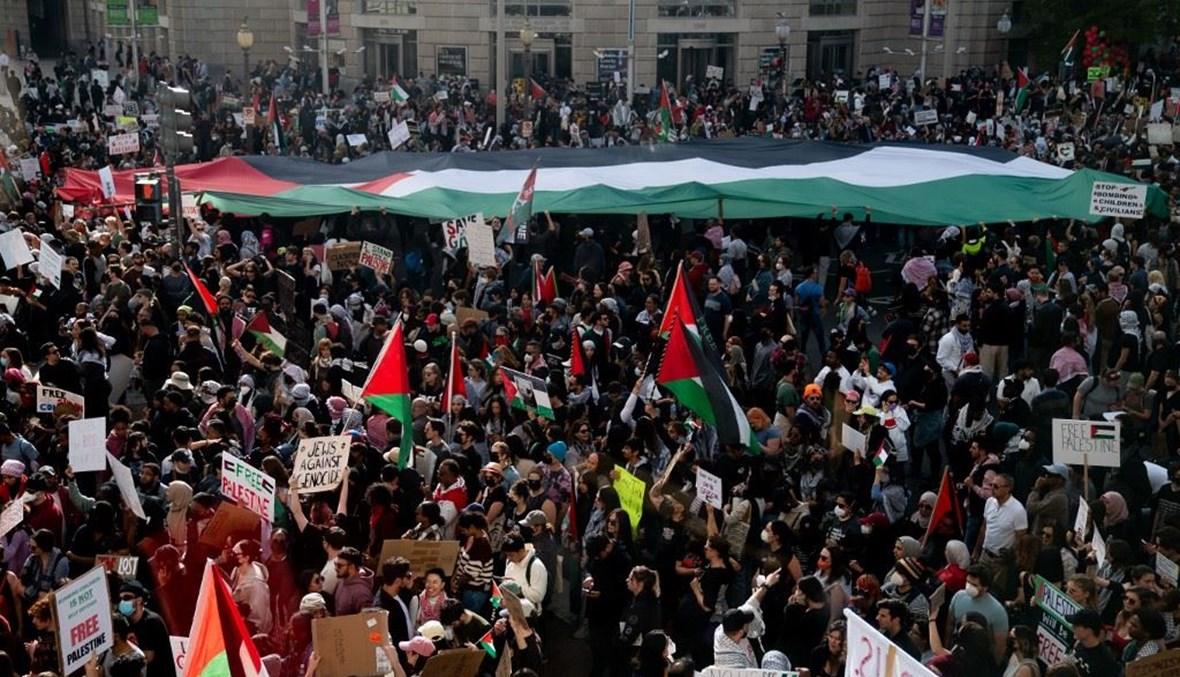 بالفيديو والصور - متظاهرون يحتشدون في واشنطن للتنديد بسياسة بايدن تجاه الحرب في غزة