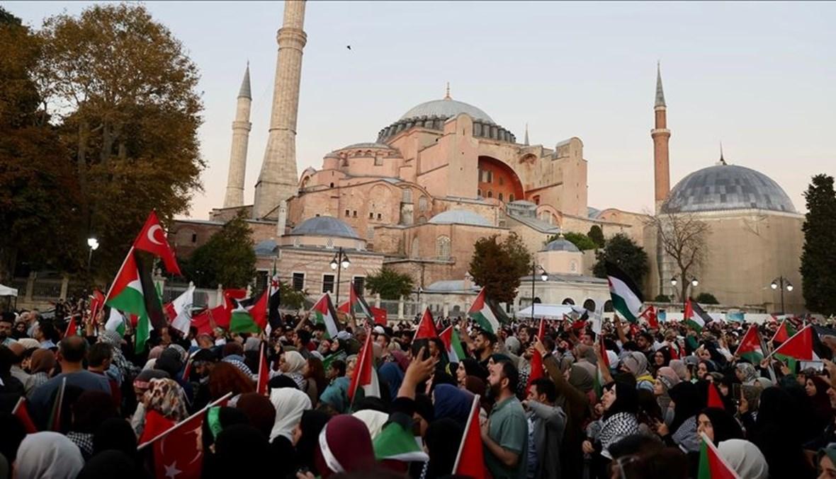 مئات يتجمعون في إسطنبول للصلاة على تركيين قتلا في لبنان