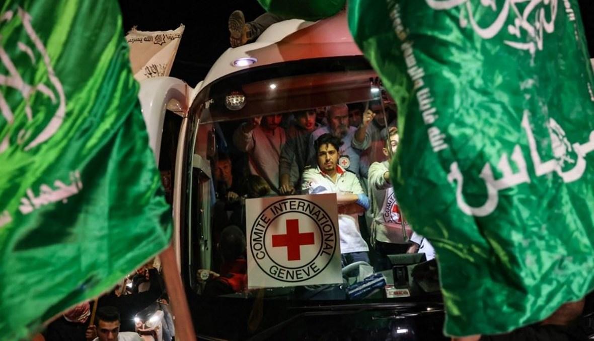 ترقُّب لإطلاق المزيد من المعتقلين الفلسطينيين والرهائن لدى "حماس" اليوم... وقوافل المساعدات تدخل غزّة