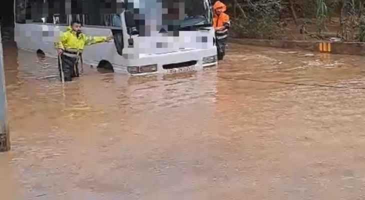 عند مصبّ نهر الكلب.. انقاذ 23 تلميذاً احتجزتهم السيول داخل باص!
