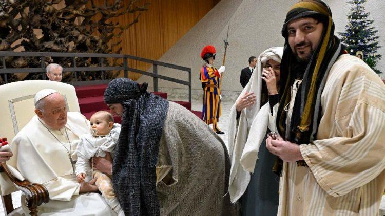 البابا فرنسيس: في عيد الميلاد لهذا العام لنفكر في الأرض المقدسة