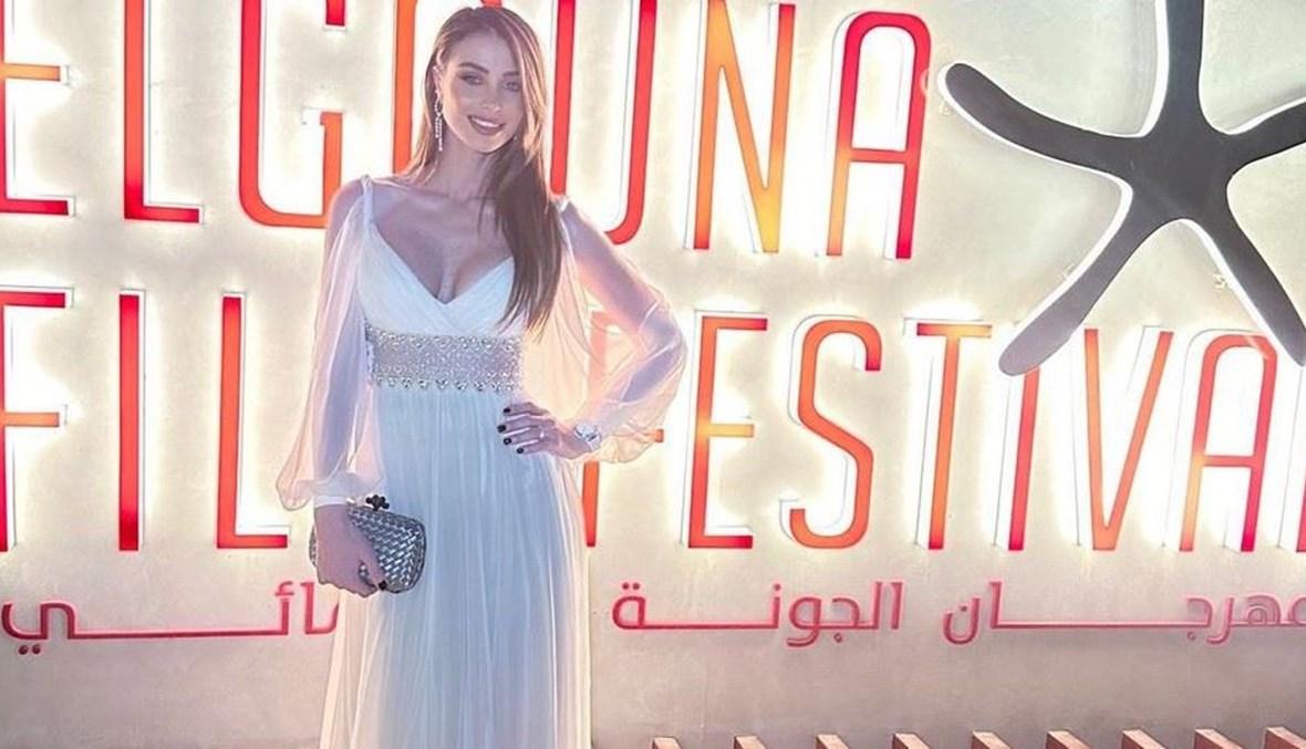 كالملكة... أطلّت أنابيلا هلال بفستان من الشيفون يتطاير خلفها