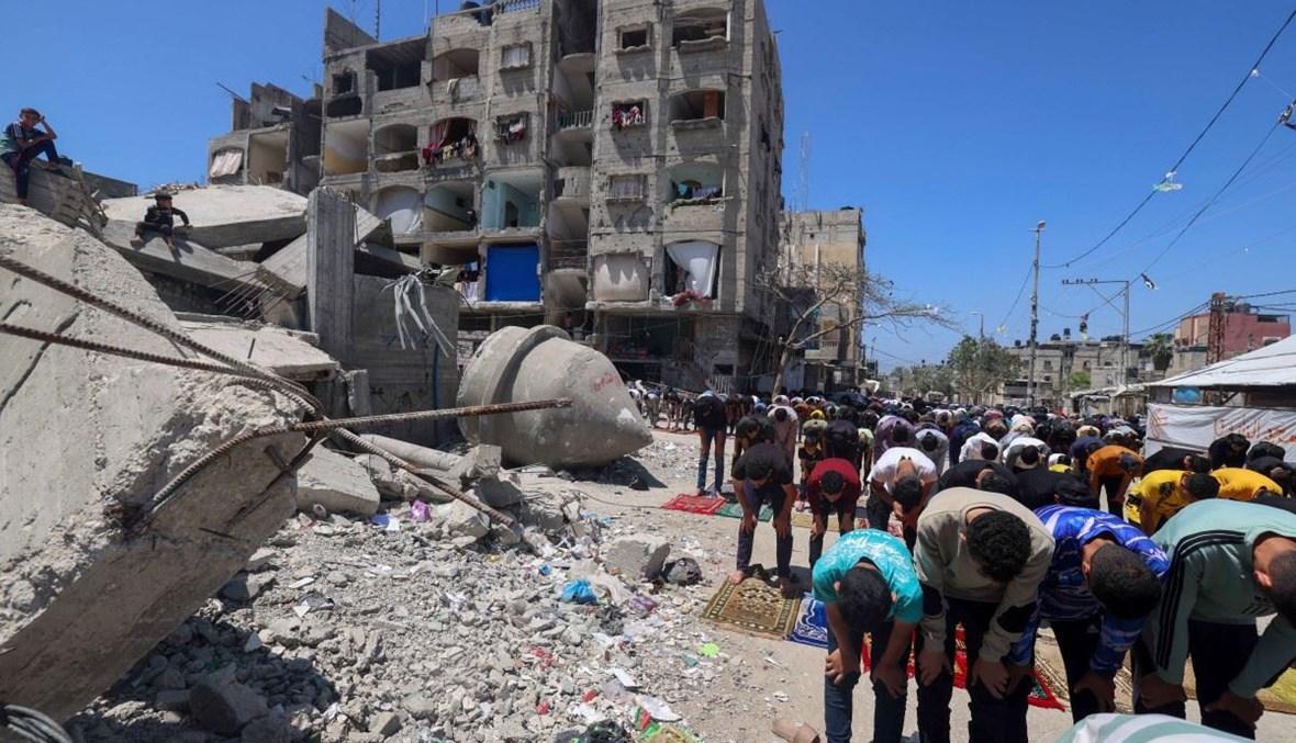 الجيش الإسرائيلي يقصف مربعاً سكنياً شمال النصيرات... وزوارقه تستهدف شاطئ دير البلح