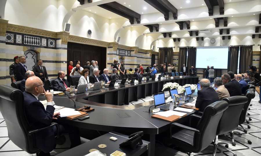 جلسة حكومية "دسمة" بحضور تقنية الـAI.. ميقاتي وسط التصفيق: لا غنى عن رئيس فعلي للبنان.. ووزير الزراعة يحضر ومعه سلة "اكيدنيا"