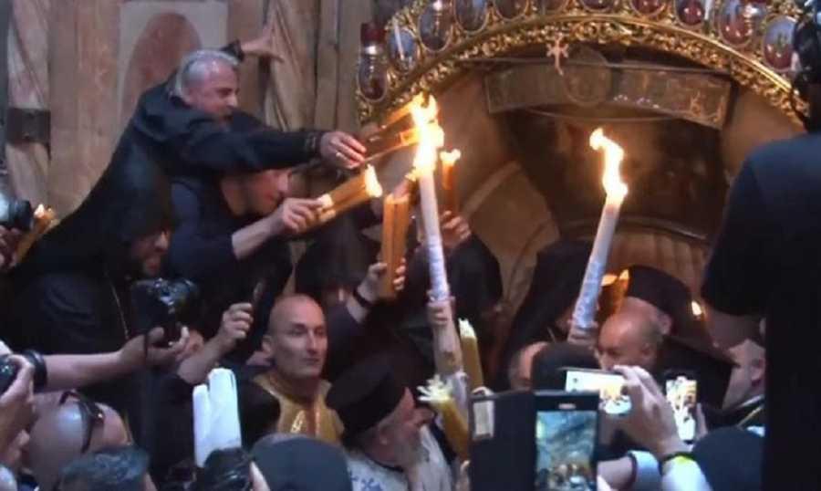 النور المقدّس يفيض من قبر السيد المسيح في كنيسة القيامة في القدس