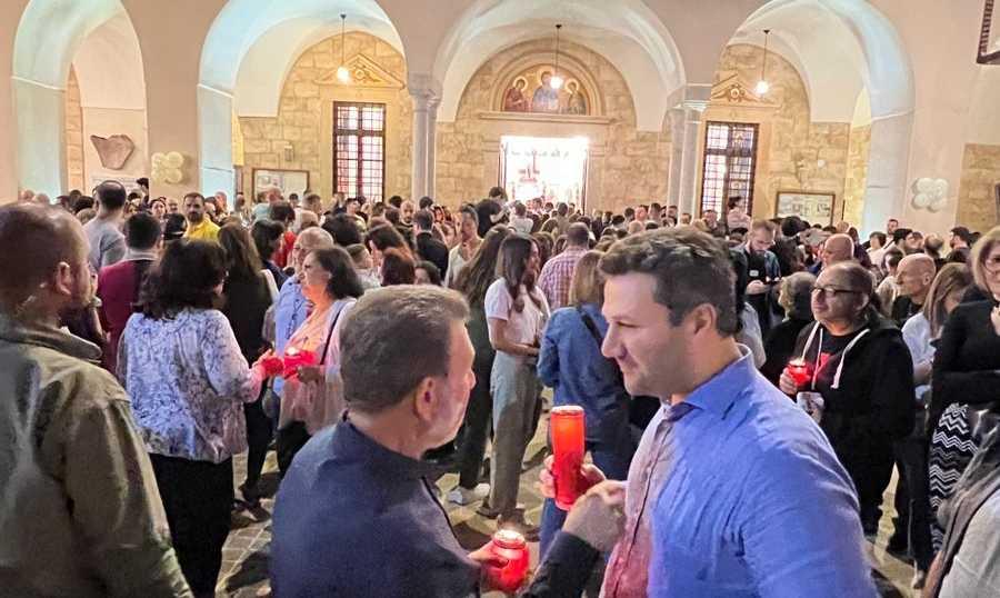 نديم الجميل يتسلم النور المقدس في ساحة ساسين: لنحيي ذكرى موته وقيامته موحدين