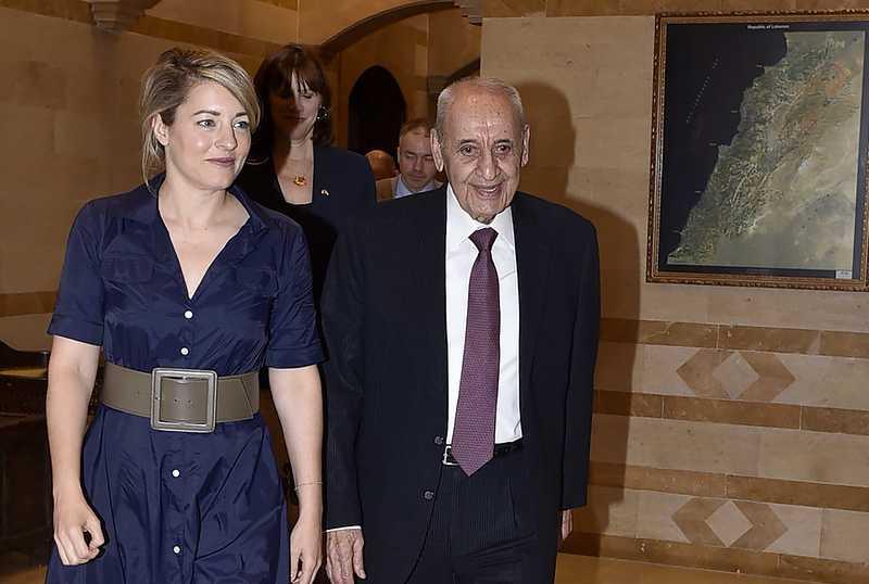 وزيرة الخارجية الكندية تجول على المسؤولين