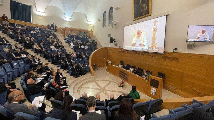 البابا فرنسيس يوجه رسالة إلى المشاركين في مؤتمر لمناسبة الذكرى المئوية الأولى لمجمع الكنيسة الكاثوليكية في الصين