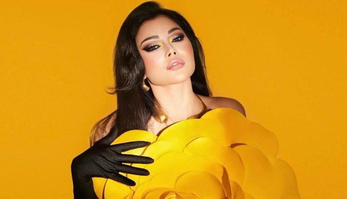 هيفاء وهبي بـ "جمبسوت" أسود وزهرة صفراء تروّج لأغنيّة "يا نحلة"