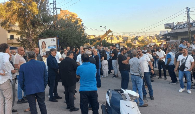 وفد من بلدية زوق مكايل بمرافقة شعبة المعلومات في معمل "الزوق".. 3 نواب وممثل لوزير البيئة تفقدوا المكان واعتصام للاهالي