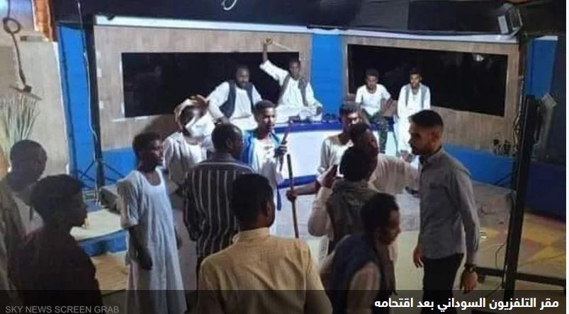 "زي مذيعة" يفجر أزمة في السودان.. واقتحام مقر التلفزيون