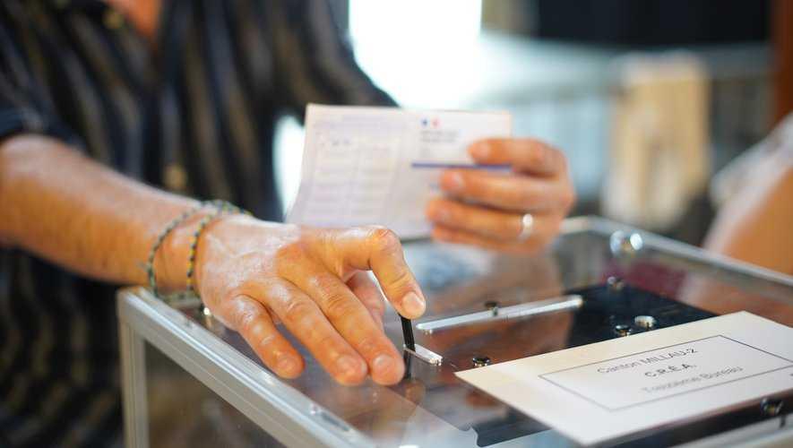 الداخلية الفرنسية: اليمين المتطرف يتصدر الجولة الأولى من الانتخابات البرلمانية