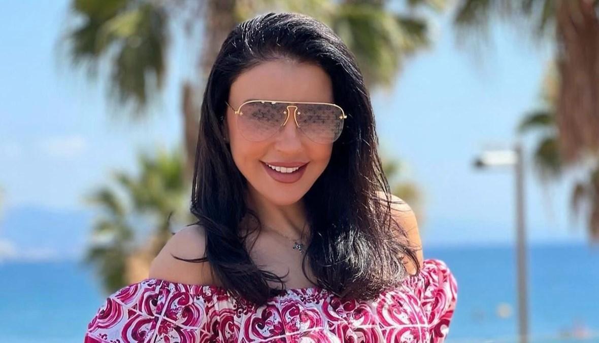 ماغي بو غصن بنمط المايوركا من دولتشي آند غابانا والدنيم العصري
