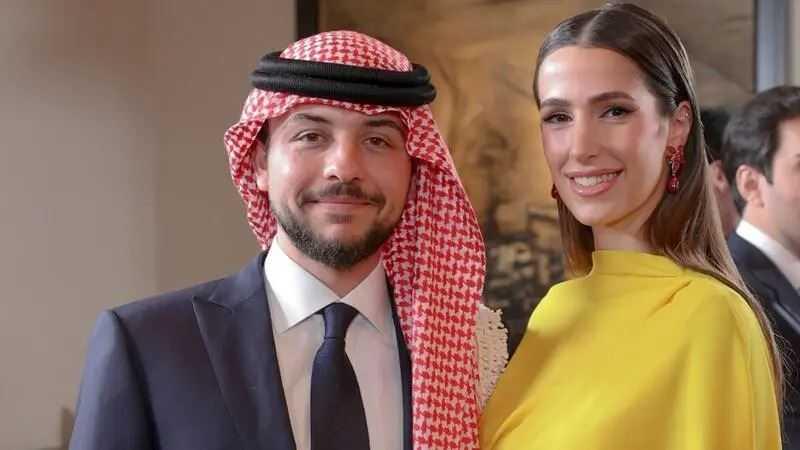 بالفيديو - الأمير الحسين والأميرة رجوة يرزقان بمولودة والعاهل الأردني: "نورتي عيلتنا جدو"