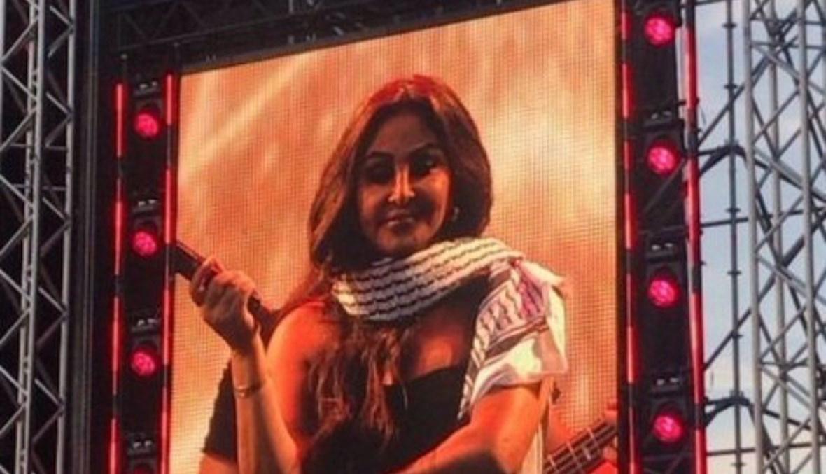 إليسا بالكوفية الفلسطينية ودموعها تخونها في السويد (فيديو)