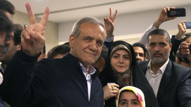 الكاردينال بارولين يجري اتصالا هاتفيا مع الرئيس الإيراني