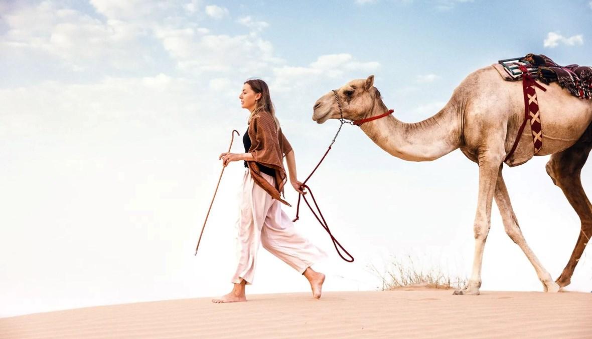 شغف بالصحراء ومساحة للنساء... قصة ألمانيّة أسست مدرسة لركوب الهجن في الإمارات