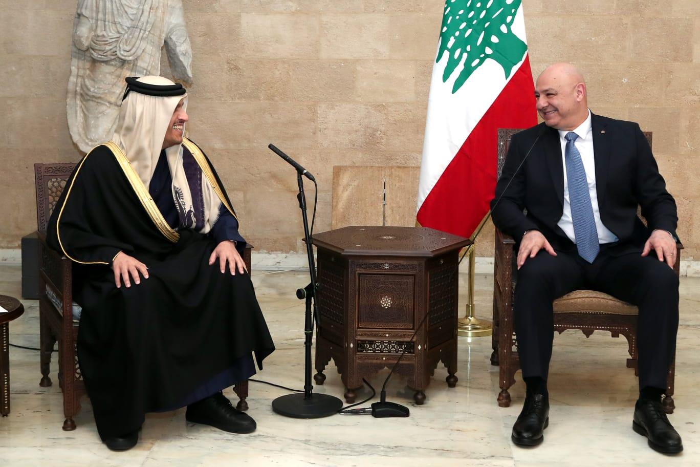 رئيس وزراء قطر يجول على المسؤولين: الدوحة حاضرة على مستوى الدعم الاقتصادي وإعادة الاعمار ونتطلع الى تشكيل الحكومة
