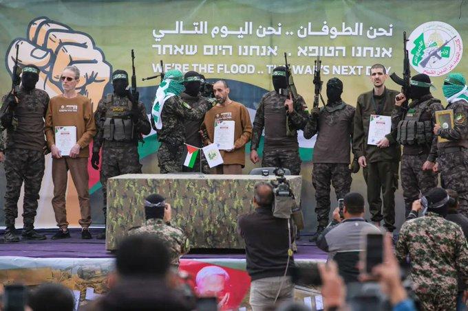 مشهد مقاتلي القسام المسلحين في عملية تسليم المحتجزين بدير البلح يثير التساؤلات في إسرائيل: أين كانوا طيلة 15 شهراً من الحرب؟