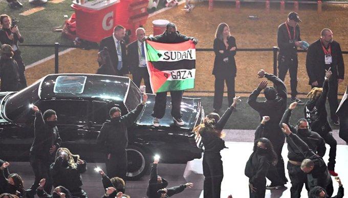 "السوبر بول" تتحول إلى ساحة احتجاج... ناشط يرفع علم فلسطين بحضور ترامب