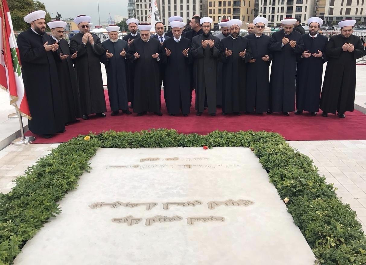 وفود رسمية وشعبية تؤم ضريح الرئيس رفيق الحريري